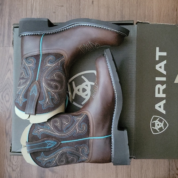 Ariat Shoes - NIB Ariat Fatbaby Heritage Cowboy Boots